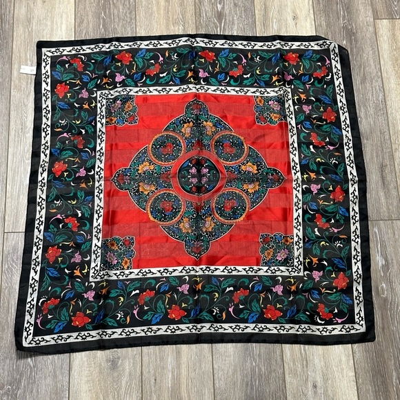 💝Berkshire beautiful Scarf ( 30X30 ) great condition. - Picture 4 of 8